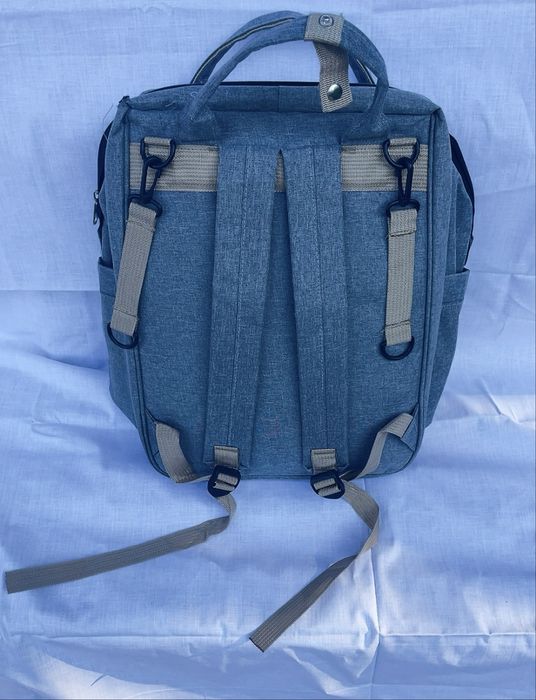 Раница с място за повиване на бебе