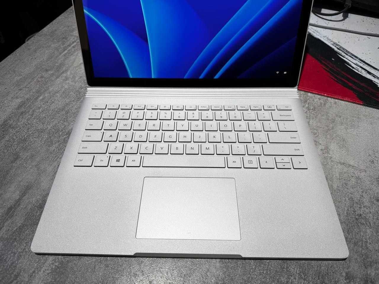 SurfaceBook 2 13.6” 3K IPS Touchscreen  I5-8350U 8GB / 256SSD Face Id