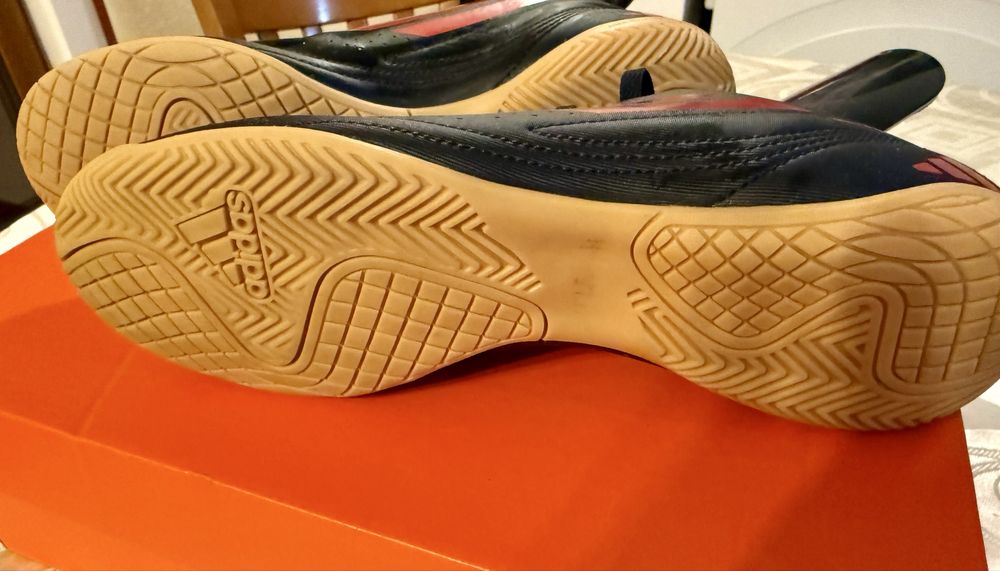 Спортни / футболни обувки ADIDAS + 2 корѝ подарък