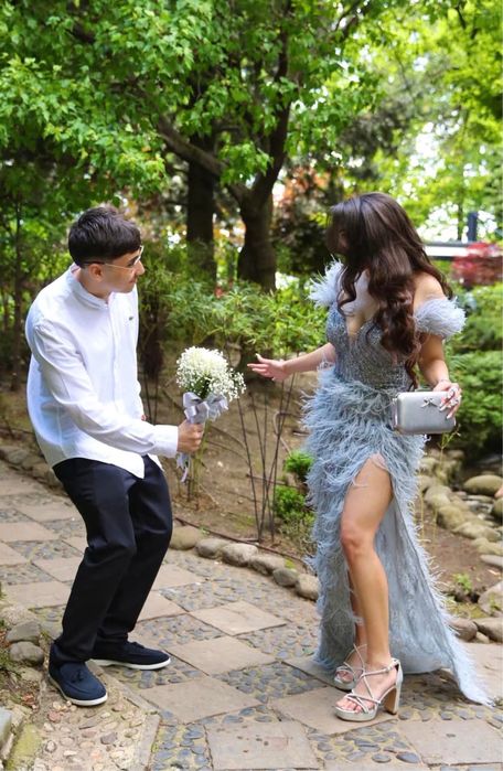 Бутикова рокля с естествени пера