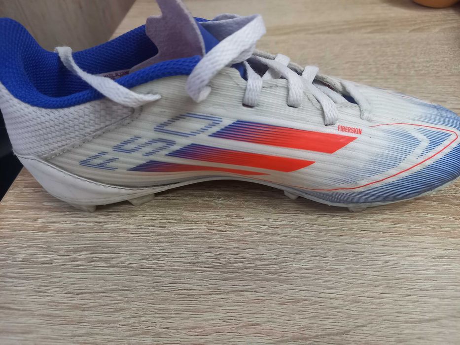 Vand incaltaminte fotbal,marime 35,stare buna.