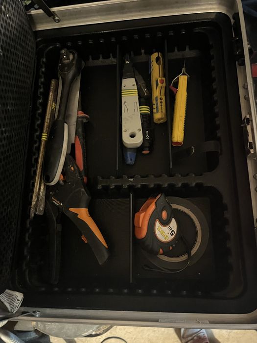 куфар с инструменти