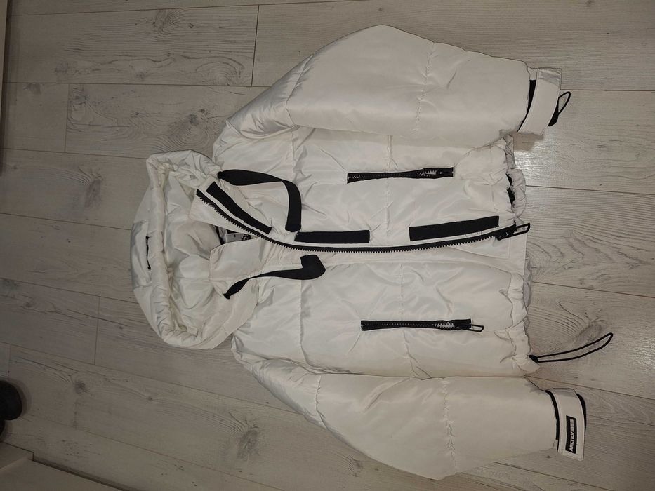 Дамско зимно бяло яке.