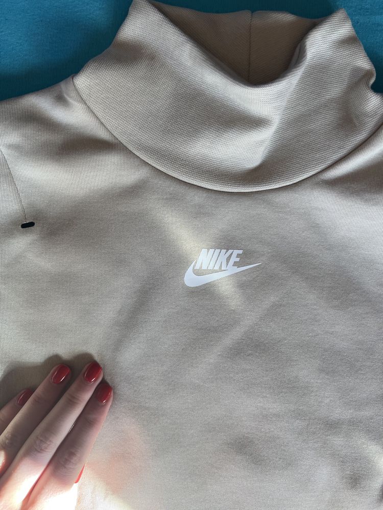 Чисто нова блуза Nike Essentials
