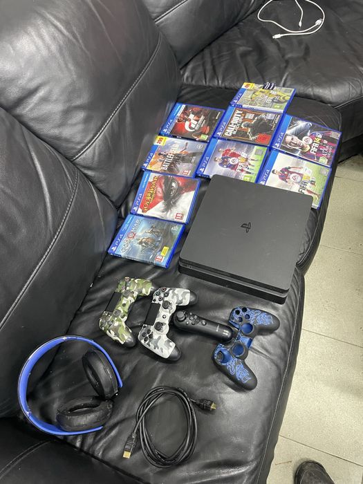 SONY playstation 4 слим 1 tb два джойстика 9 игри и слушалки
