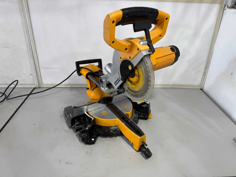 Циркуляр пендула - JCB 1400W / 210m