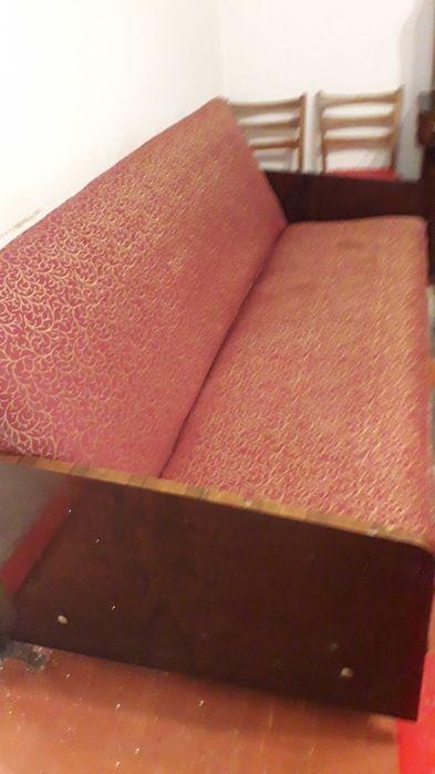 vand canpea, dulap si o vana stil vechi cu picioare