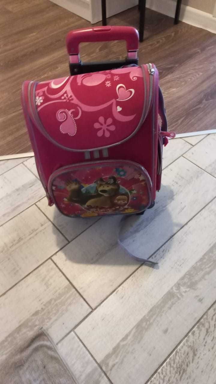 Школьный рюкзак с  ручкой и колесиками