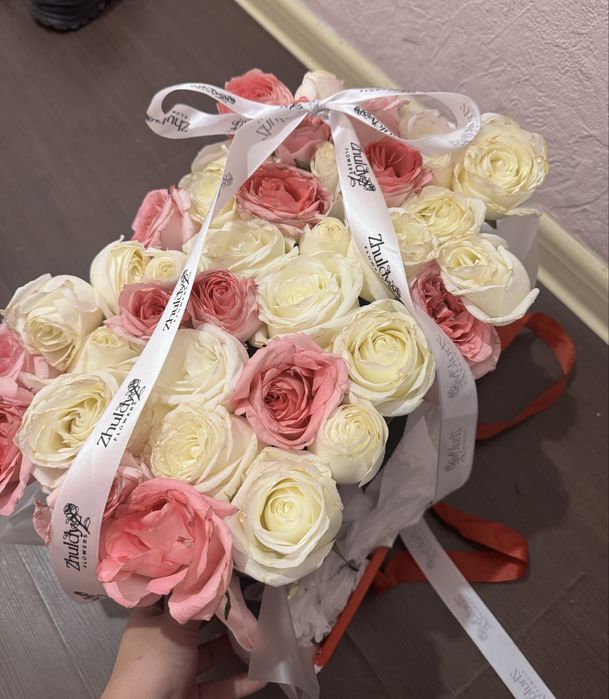 37штук белые и розовые розы