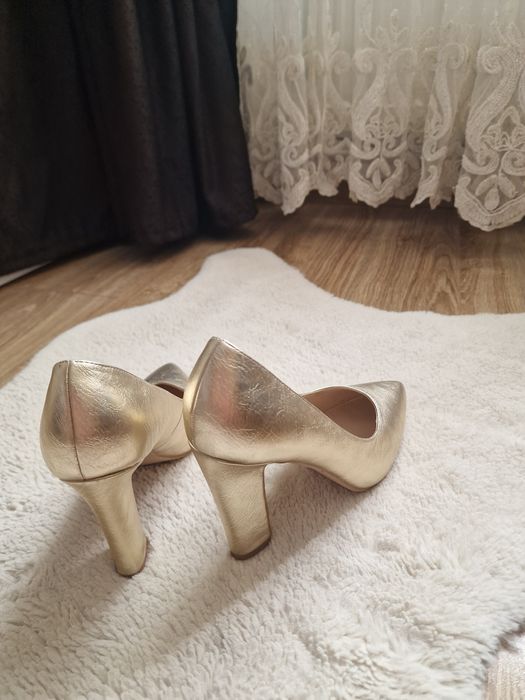 Pantofi cu toc P.O.E aurii