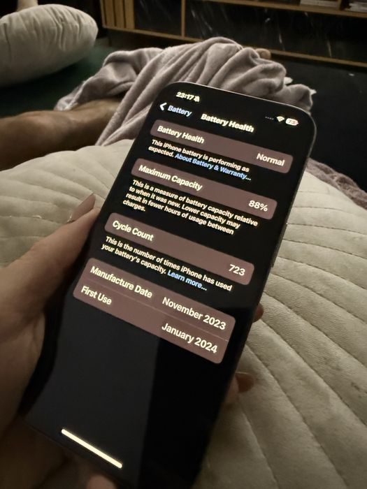 Iphone 15 Pro- pachet huse+ cablu