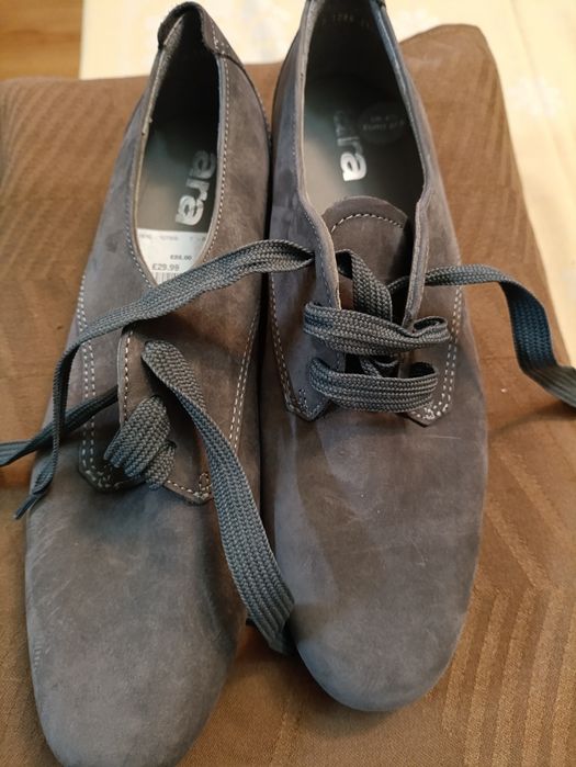 Велурени обувки с връзки.