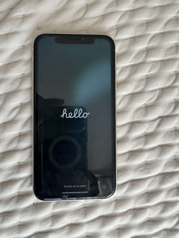 iPhone 11, 128GB, в бял цвят, с инсталиран протектор