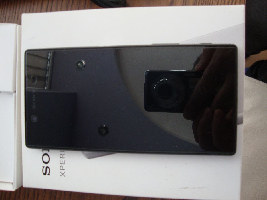 Продава се мобилен телефон SONY Xperia Z5.