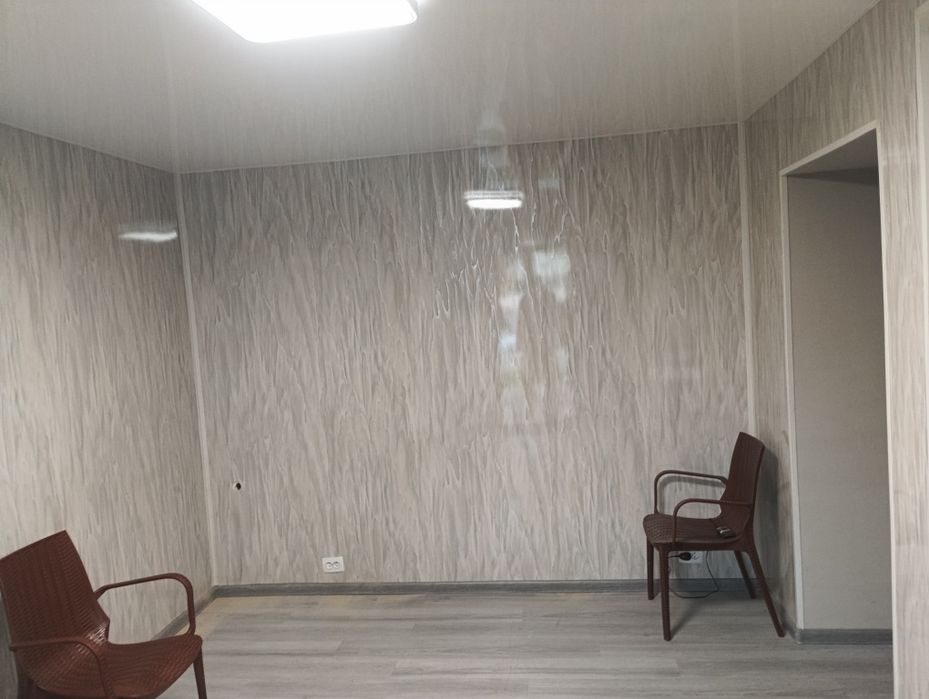 Катартал вдоль дороги под офис