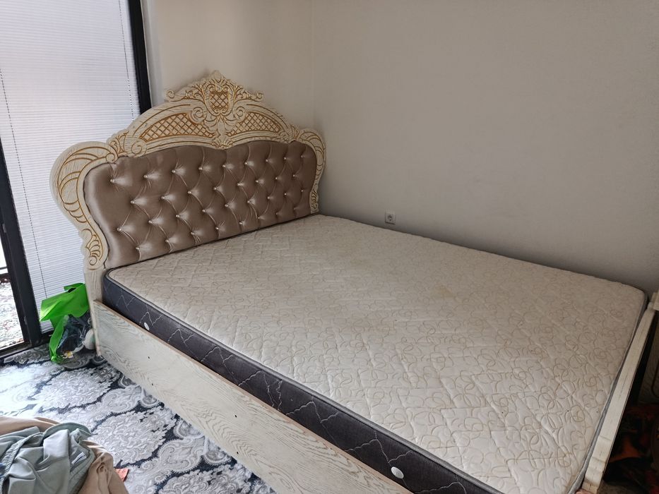 Диван для спальни. Состояние — как новый, использовался всего 1 месяц.