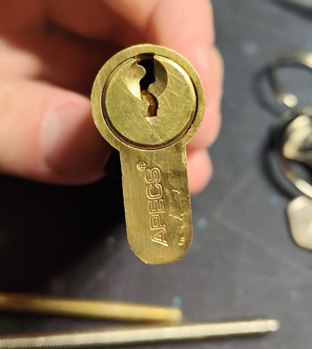 Инструменты и замок