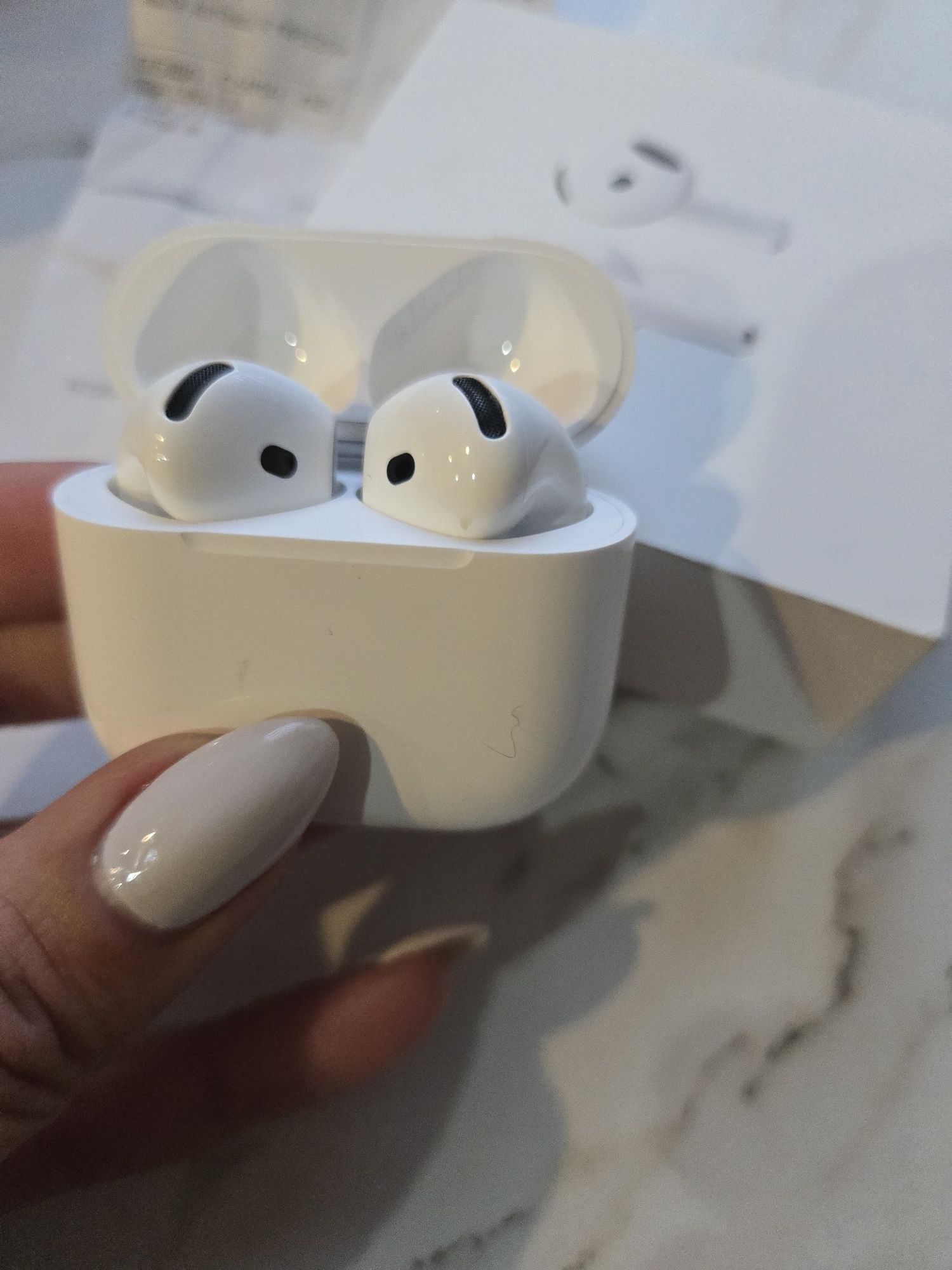 Apple airpods 4 ,,,