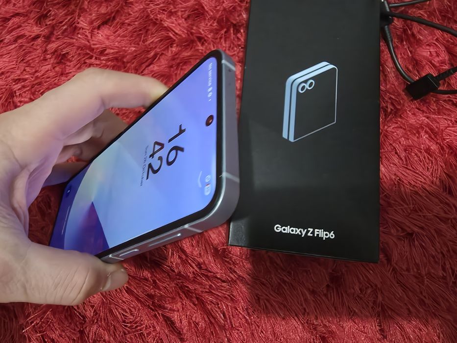 -Samsung Z Flip 6, Nou, Nefolosit, 256Gb, 12Ram, 152 cicluri incarcare