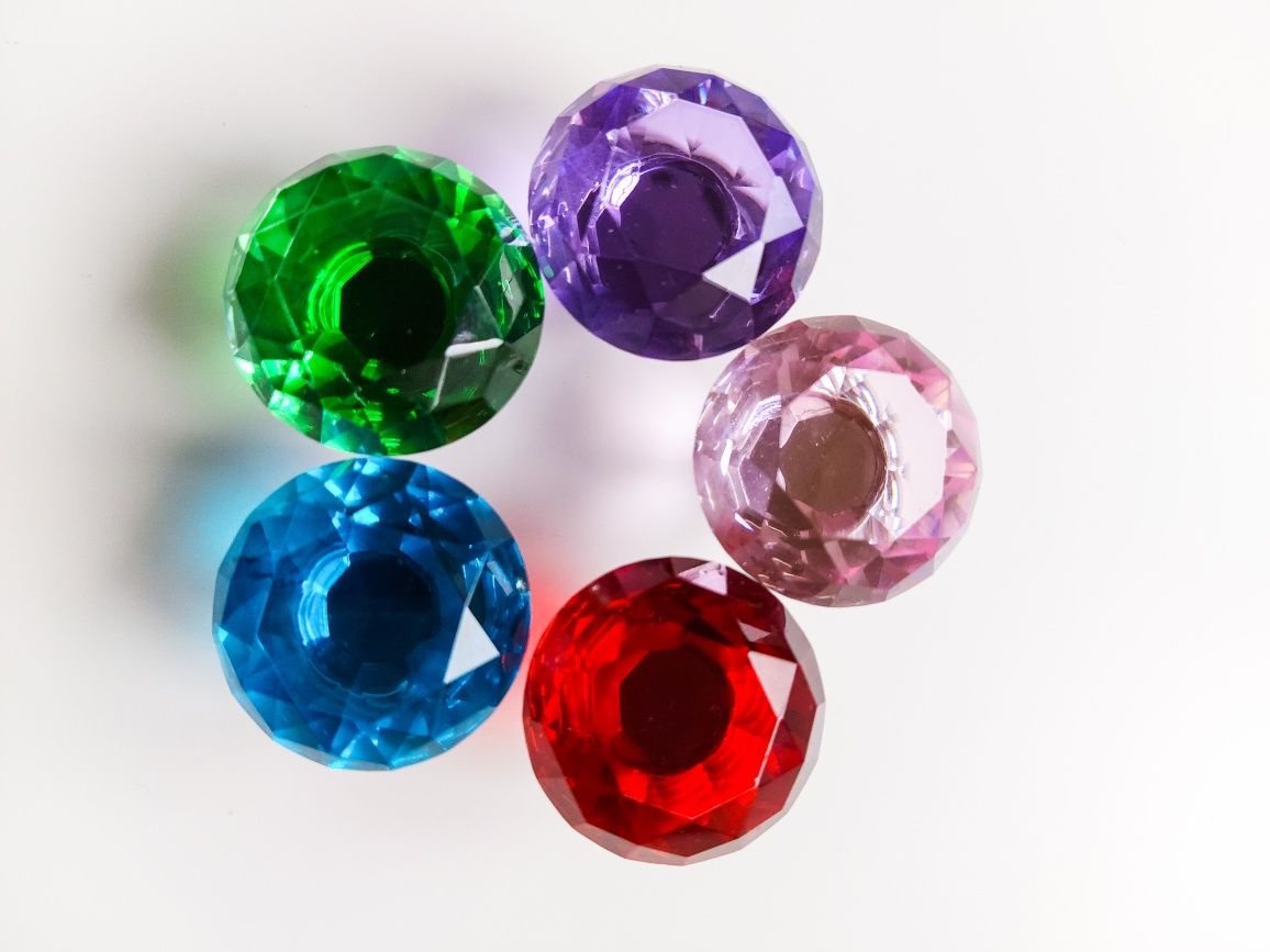Butoni mobila cristal colorati manere moderne