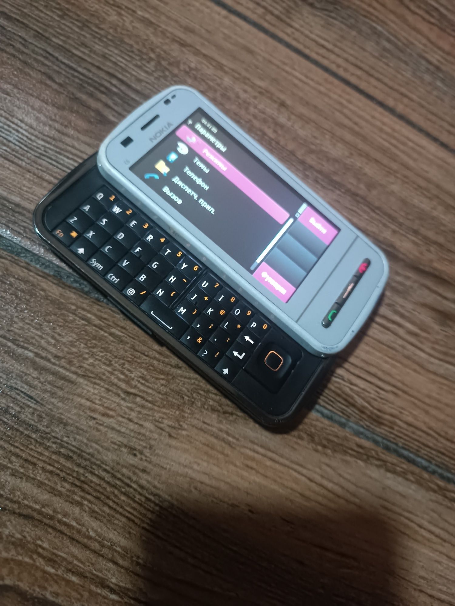Nokia C6-00. Retro original!