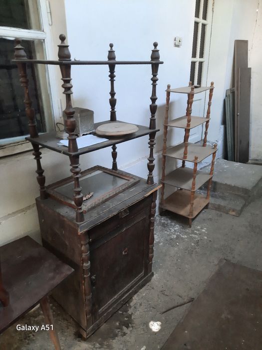 Продается  старинный  журнальный стол .