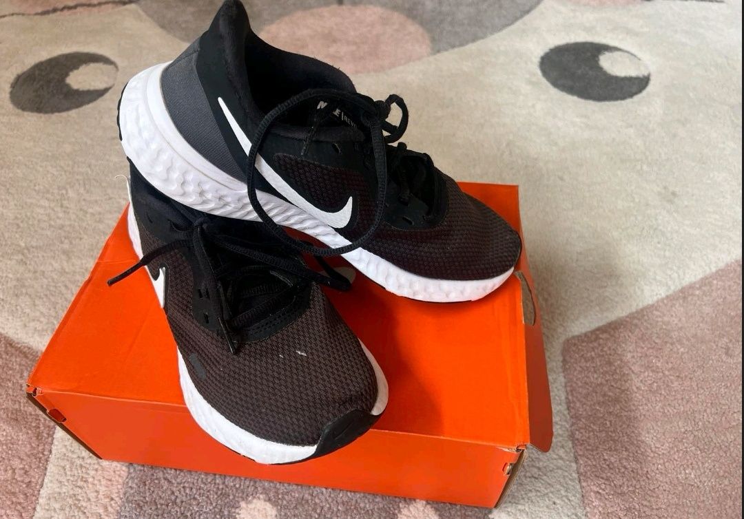 Унисекс Маратонки Nike Revolution 5