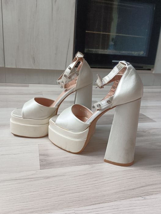 Сандали на ток-бели