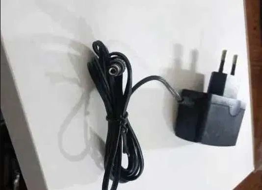 адаптер блок питания на 9 вольт- не большой ампераж