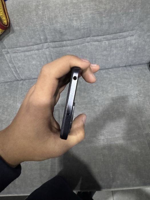 Redmi Note 12  miyatina 1ta xotira 128GB oldiga soat qoshib beriladi