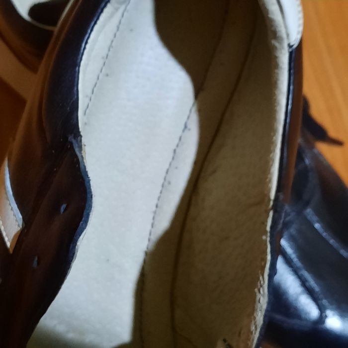 Adidași din piele confecționați manual