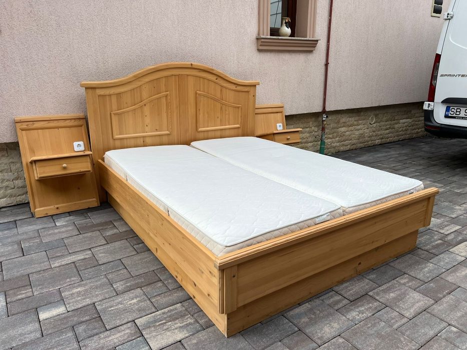 Pat dormitor 1,60m × 2m lemn masiv inclus saltele, somiere și noptiere