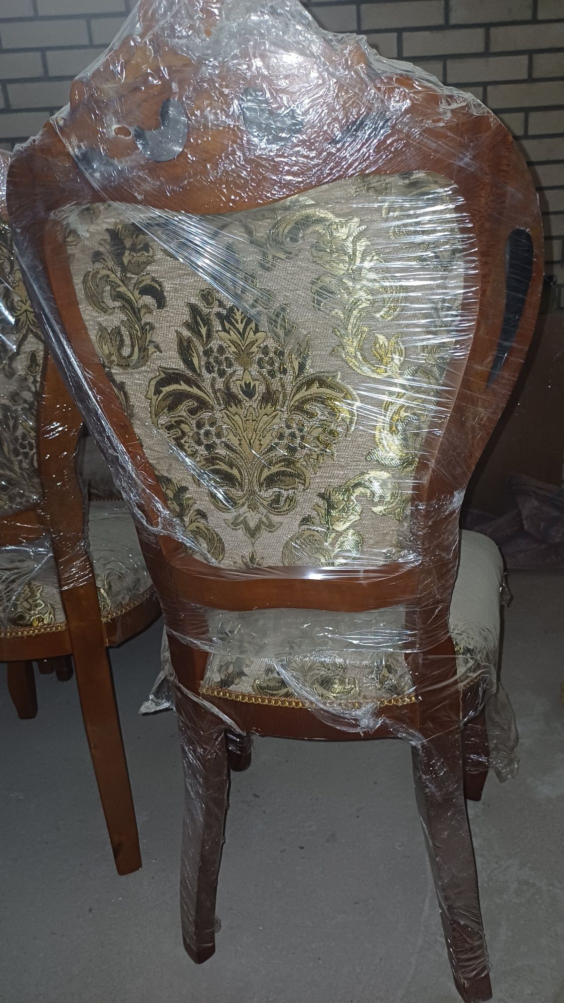 Стол и стулья для гостиной