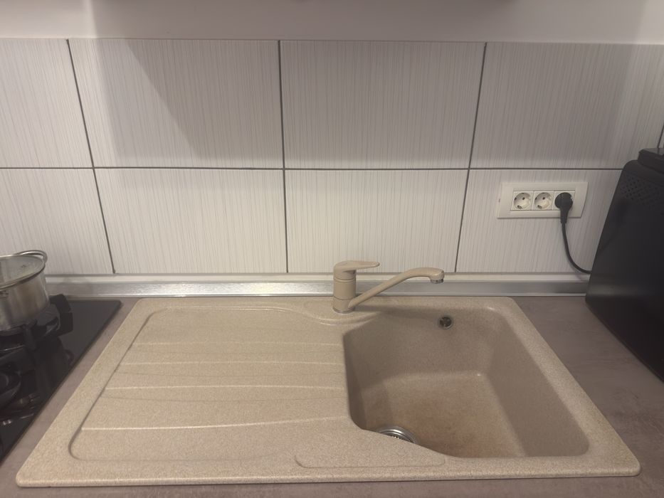 Vand mobila de bucatarie + plita + chiuveta toata