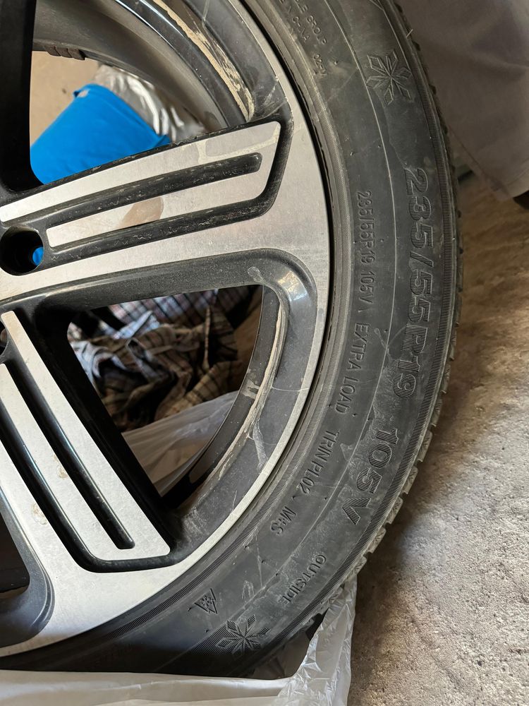 Продам диски с зимней резиной 235/55/R19