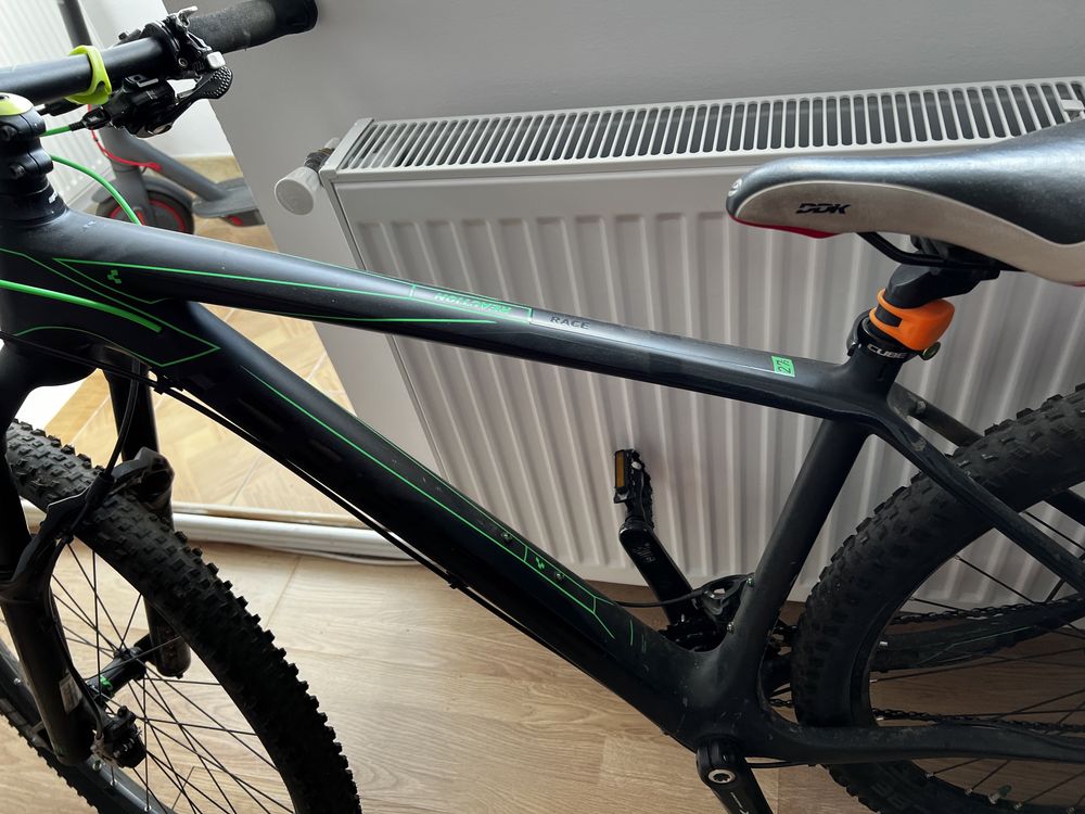 Vând Bicicleta Cube full carbon echipare de top