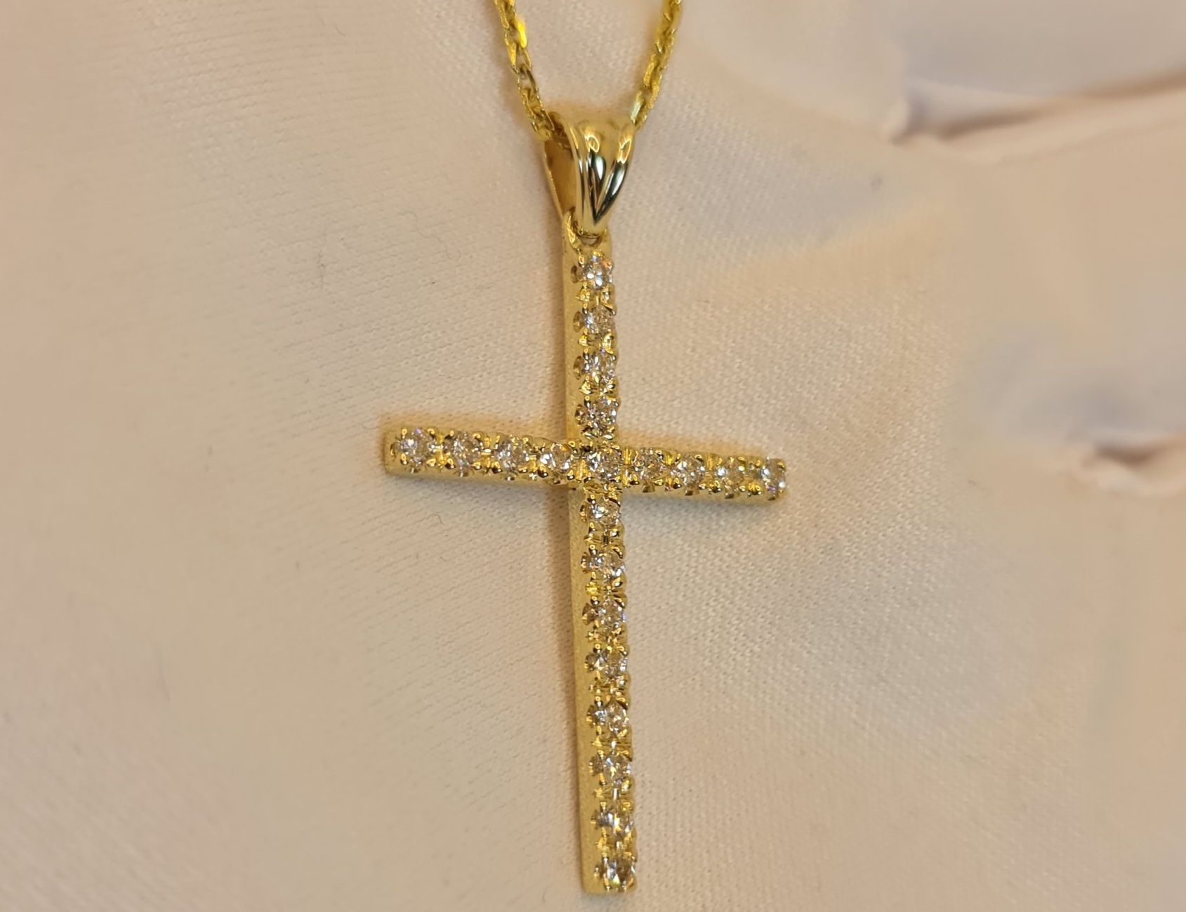 Cruce handmade aur galben 14k cu diamante naturale