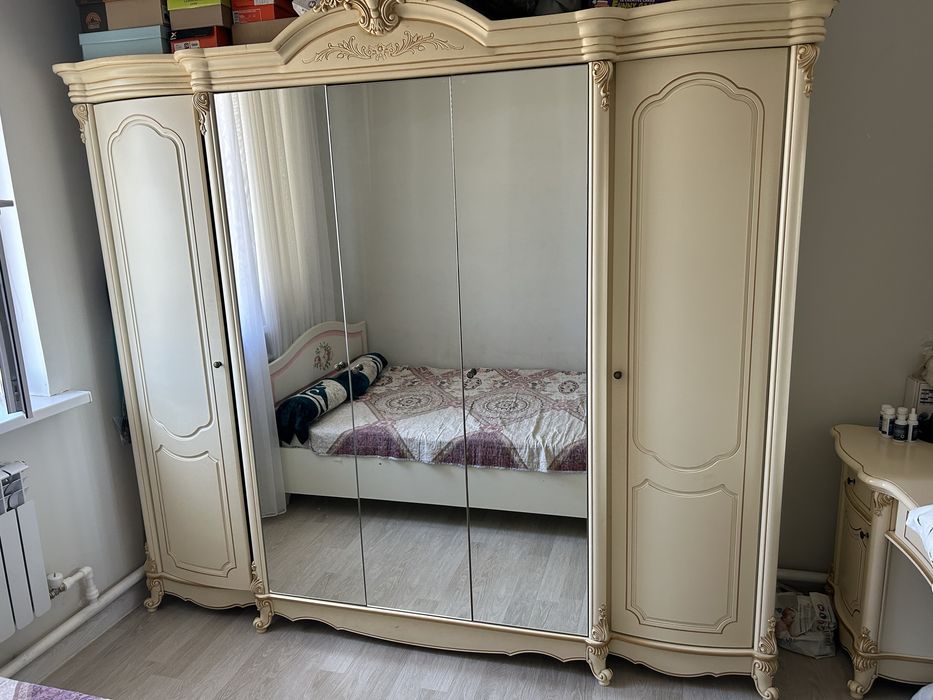 Продам шкаф 5дверный, косметический стол с зеркалом, пуфик