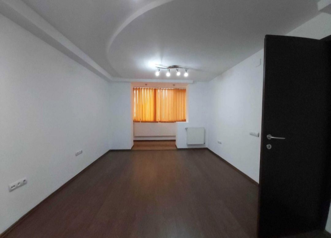 Birou amenajat în apartament, zona zero, în spatele CEC