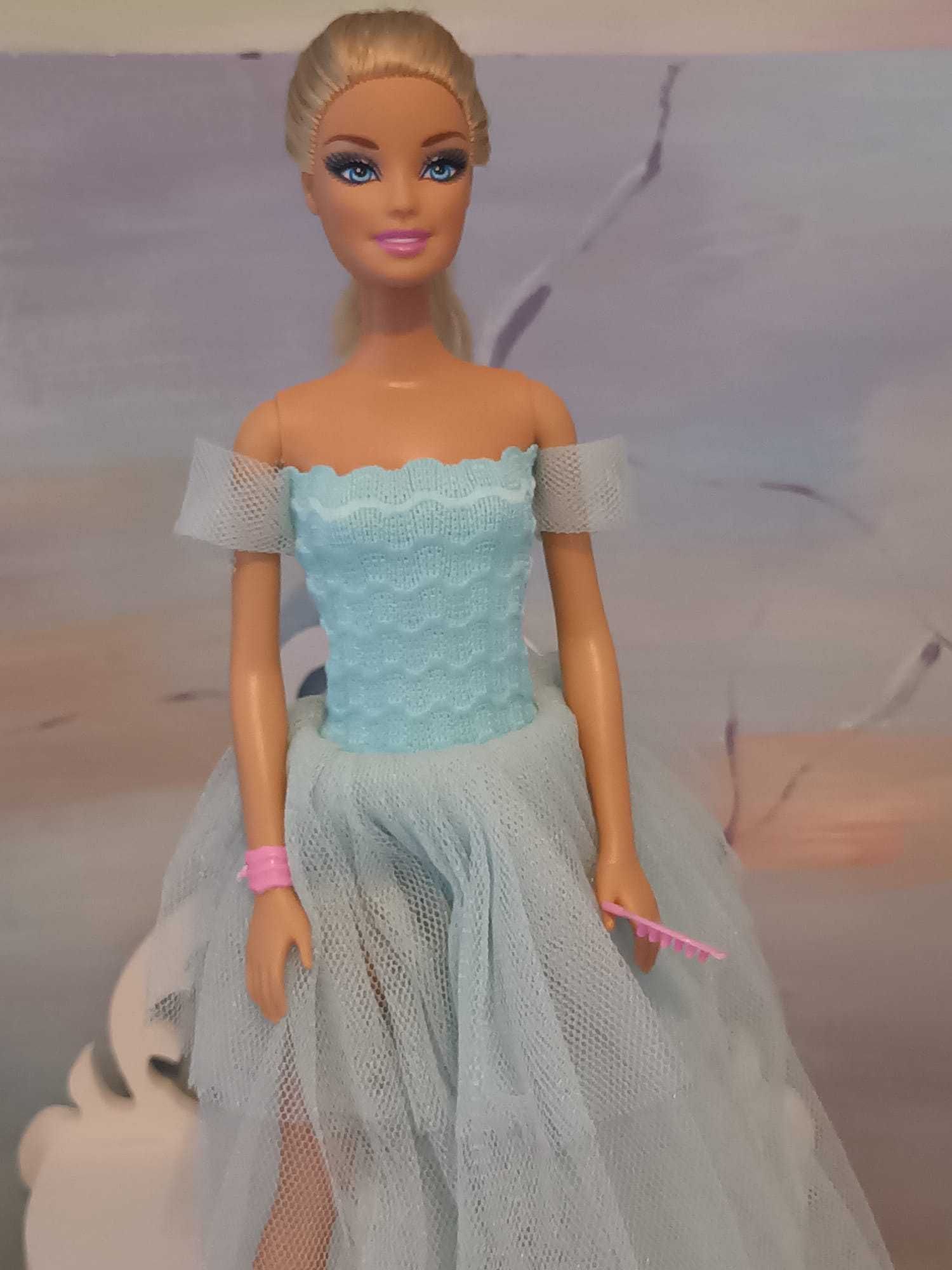 Papusa Barbie cu rochie moderna