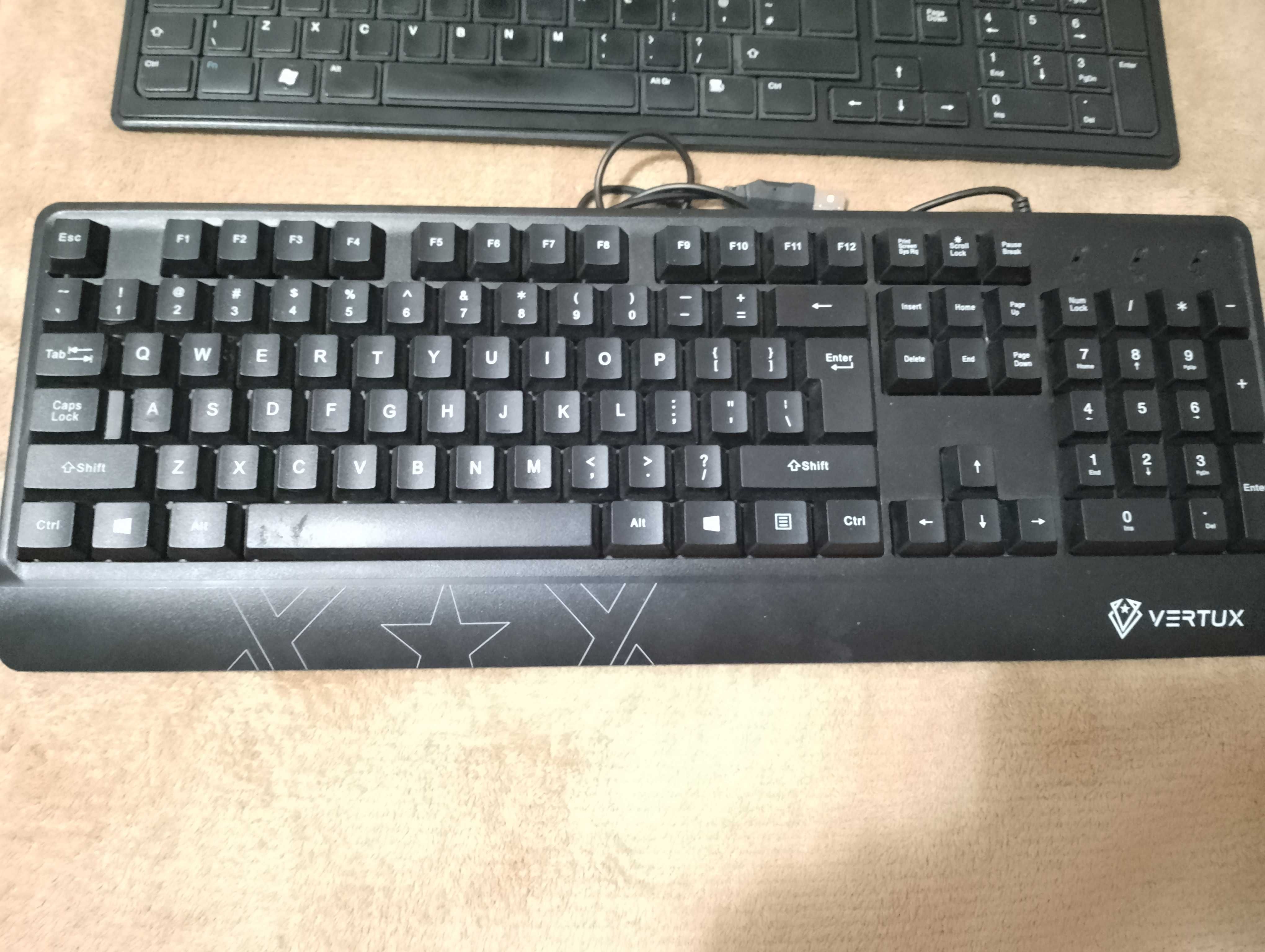 Vând tastaturi,un mouse si o pereche de casti! Se pot vinde si separat