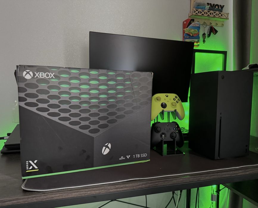Xbox Series X 1TB + 2 геймпада