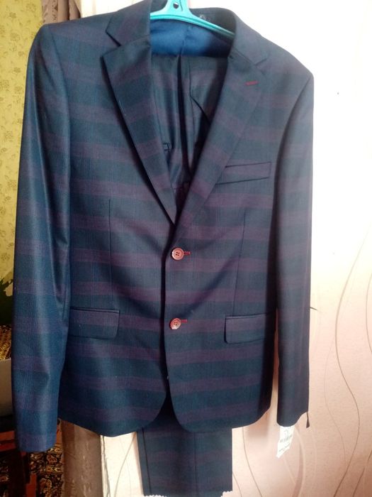 Продам костюм новый