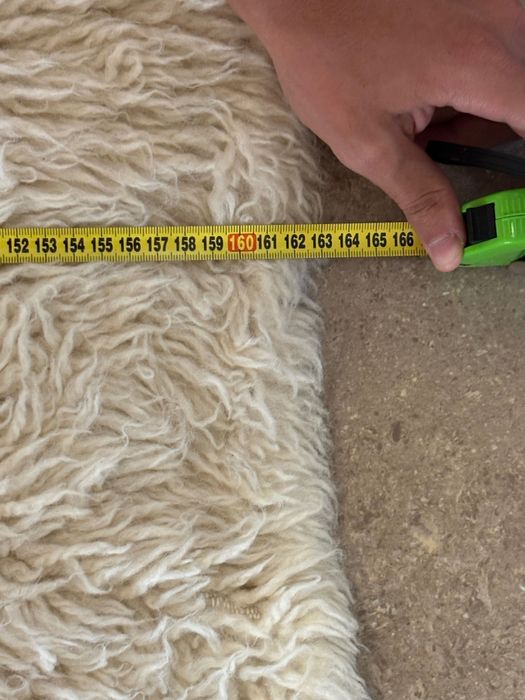 Бял пухкав килим от естествена овча кожа – отлично запазен.