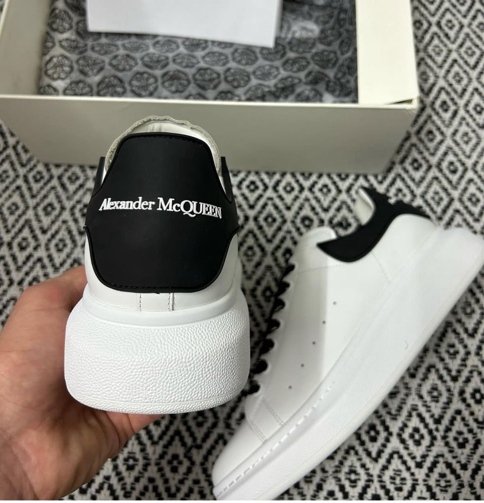 Alexander McQueen,noi in cutie cu toate accesoriile