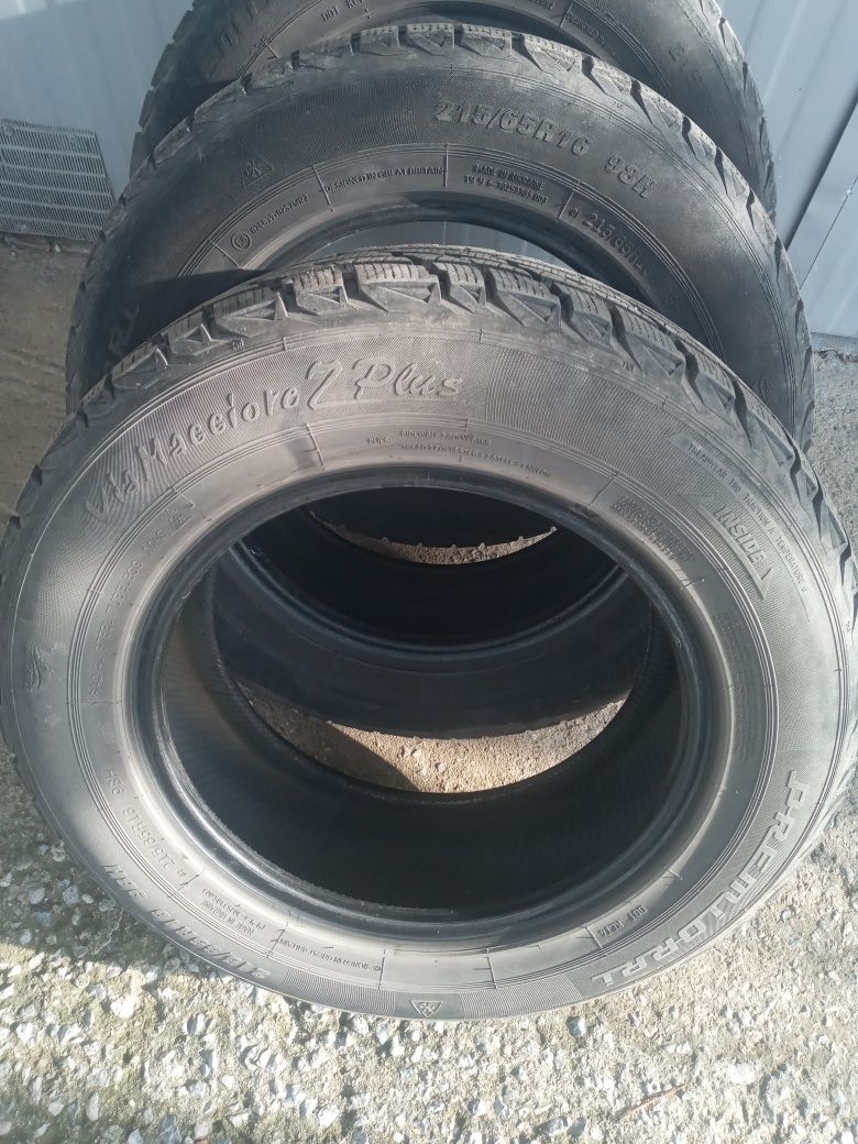 Продавам зимни гуми с размери 215/65 R16.