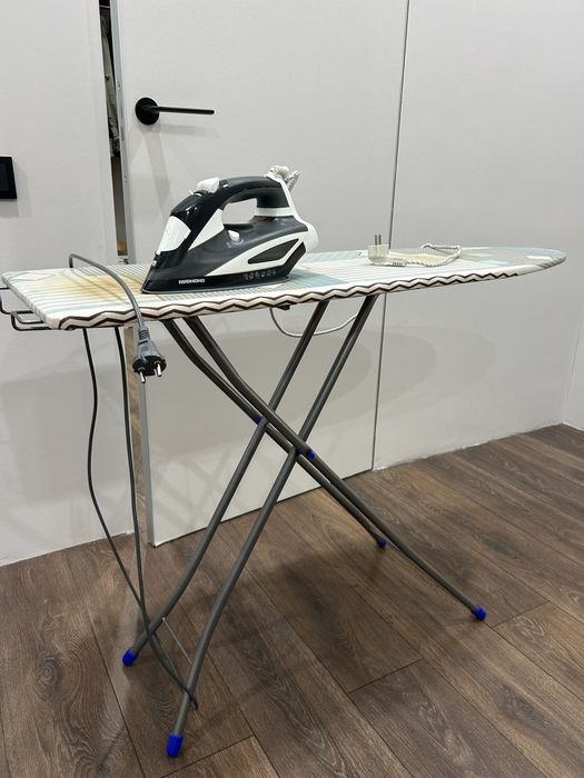 Гладильная доска и утюг