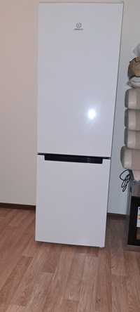 Холодильник  Indesit б/у, не рабочем состоянии.