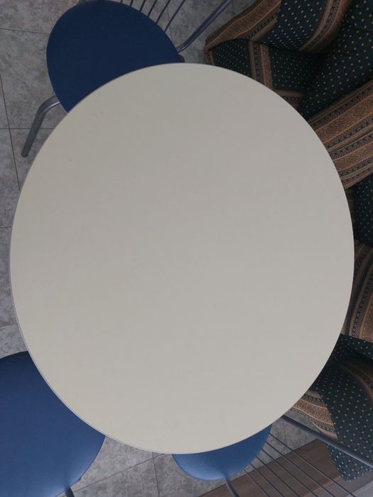 Продавам комплект маса със столове