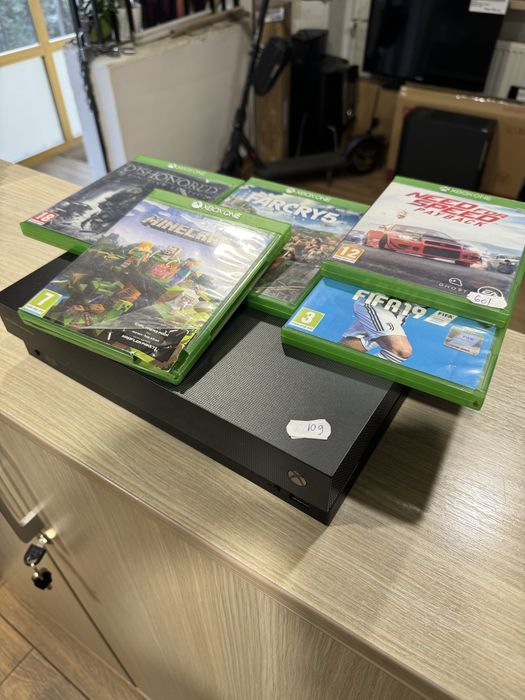 Consola Xbox One X 1TB + Jocuri